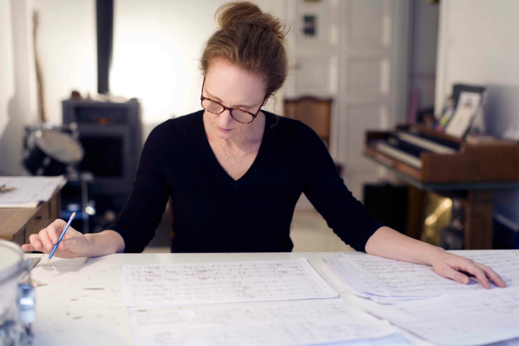 Die Cooperativa Neue Musik e.V. stellt am 13. September 2022 die seit über 20 Jahren in Berlin lebende britische Komponistin Rebecca Saunders mit einem Porträtkonzert vor. Rudolf-Oetker-Halle, Bielefeld