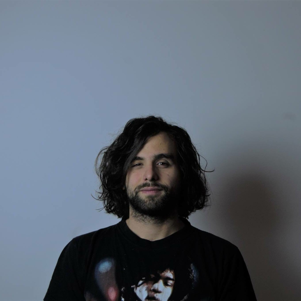 Der Perkussionist Sidney Jaffe stellt sich vor:
Seit 2013 ist Sidney Jaffe als „Ornamental“ aktiv und arbeitet als Komponist, Sounddesigner, Schlagzeuger, Sänger und Performer.