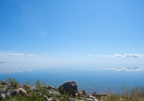 Blick auf Wasser - Wolken spiegeln sich