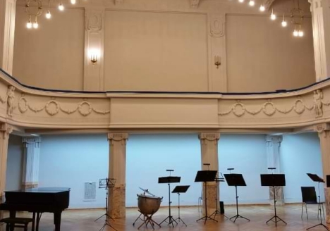 Innenansicht der ehem. Perzina-Klavierfabrik in Schwerin, mit Flügel, Trommel und Notenpulten