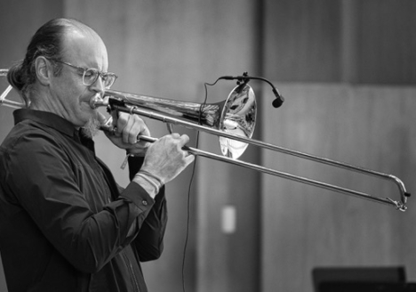 Shawn Grocott mit Posaune – spielend