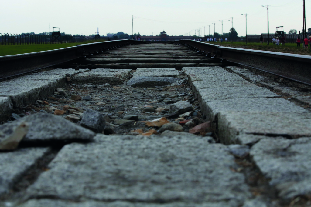 Eisenbahngleise - auf dem Gelände des ehemaligen Konzentrationslagers Auschwitz.