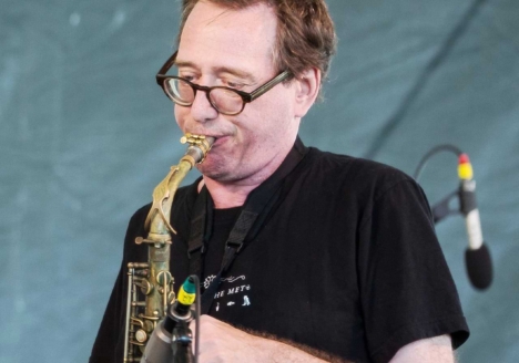 John Zorn mit Saxophon