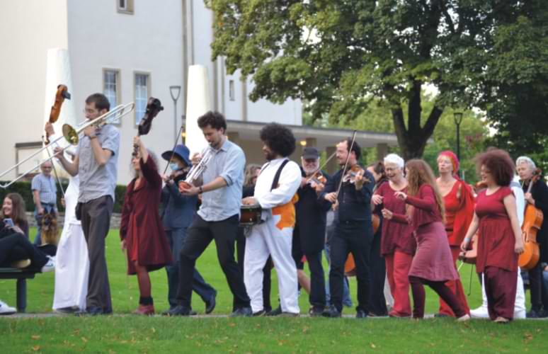 finale-im-park-web-cod Musiker*innen ziehen musizierend durch den Bielefelder Bürgerpark