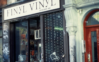 Ansicht von Finyl Vinyl Laden Schaufenster und Eingang mit Gitter