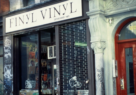 Ansicht von Finyl Vinyl Laden Schaufenster und Eingang mit Gitter