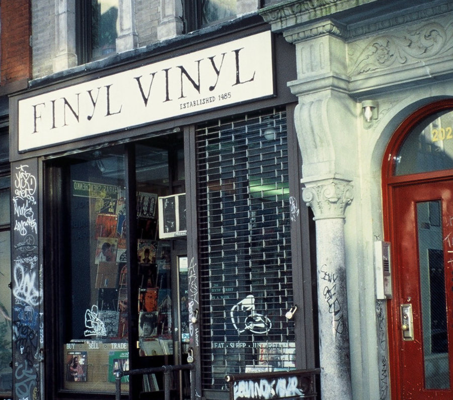 finyl-vinyl-store-front-web Ansicht von Finyl Vinyl Laden Schaufenster und Eingang mit Gitter